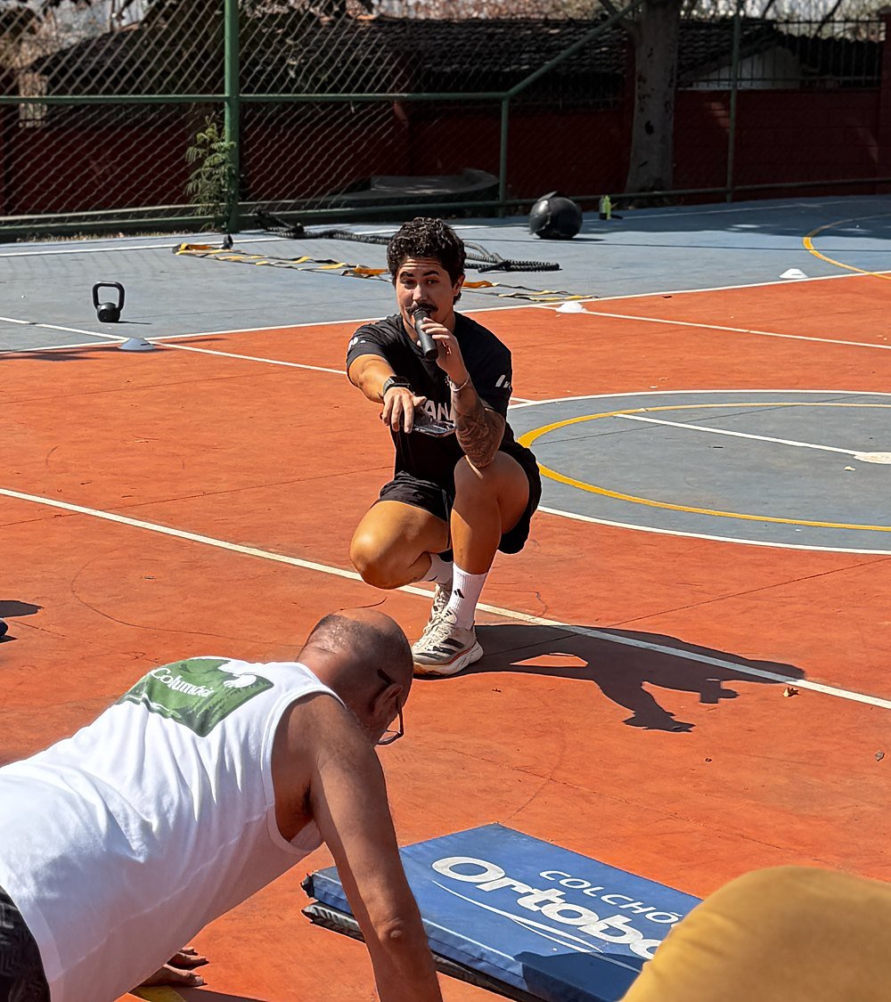 Lucas Ramos orientando atletas durante treino em quadra